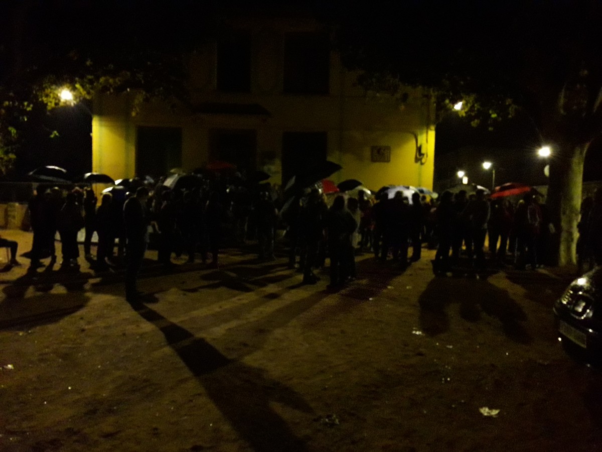 A les 6 del matí els col·legis electorals, com ara el Gaziel, estaven plens de persones a l'exterior evitant el precinte (JOAN SERRA) 1-O