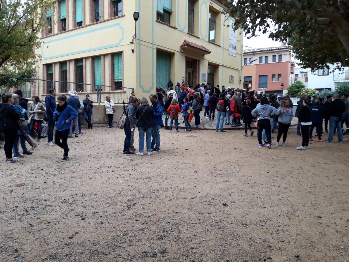 Ambient del Gaziel a poc de l'obertura del centre de votació (JOAN SERRA) 1-O