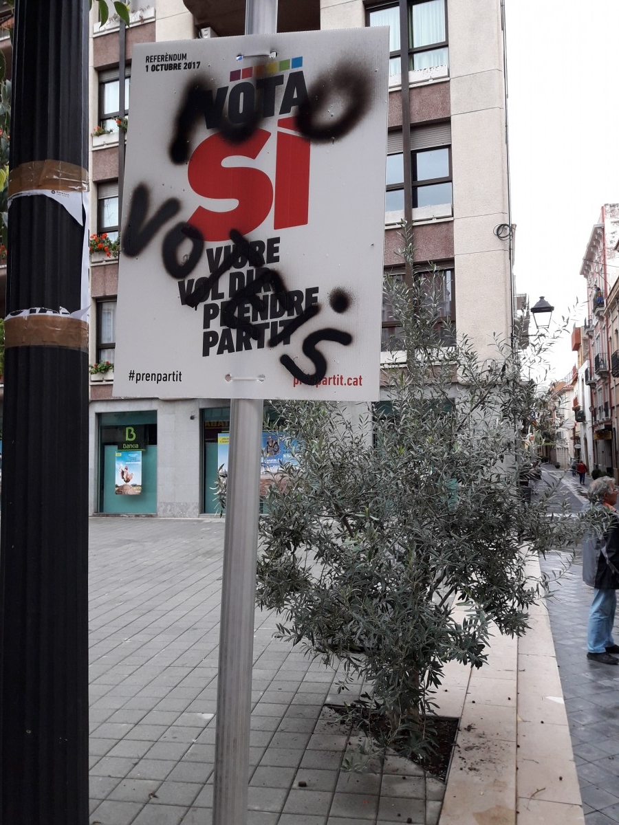 De matinada, alguns ciutadans van fer pintades i arrencar cartells, en contra del referèndum (JOAN SERRA) 1-O