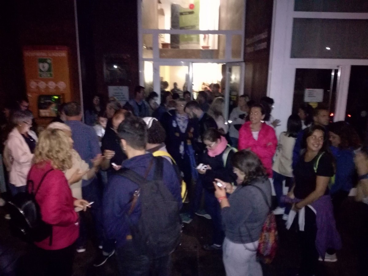 Entrada del Centre Cívic Vilartagues, abans de l'obertura del col·legi electoral (ESTHER PUGNAU) 1-O