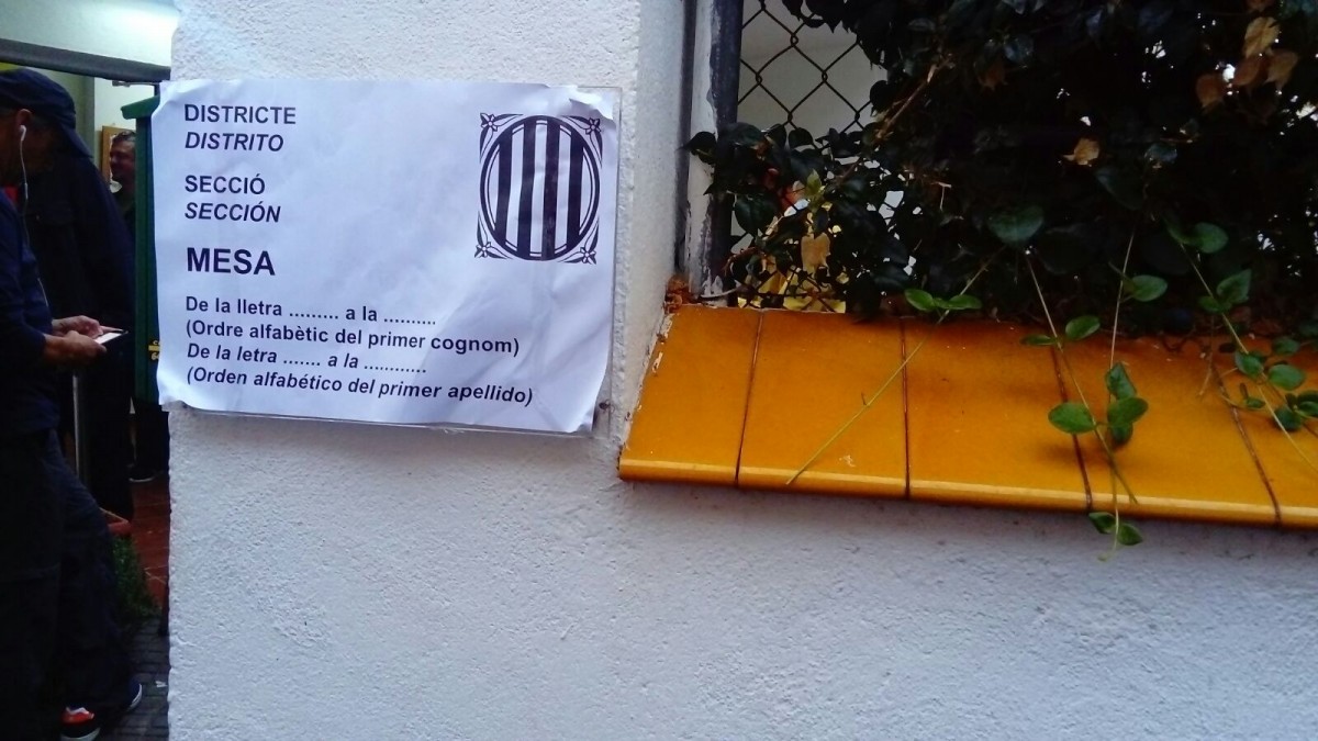 La gent que restava fora el Centre Tramuntana va aplaudir molt quan es va penjar el cartell que suposava que la mesa s'havia constituït (JORDI SERRA) 1-O