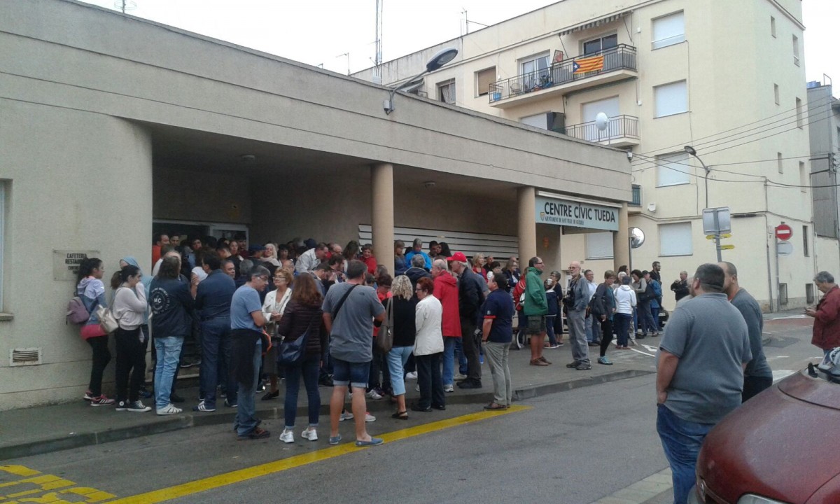 Entrada del Centre Cívic Tueda, ahir a la tarda (JOAN SERRA) 1-O
