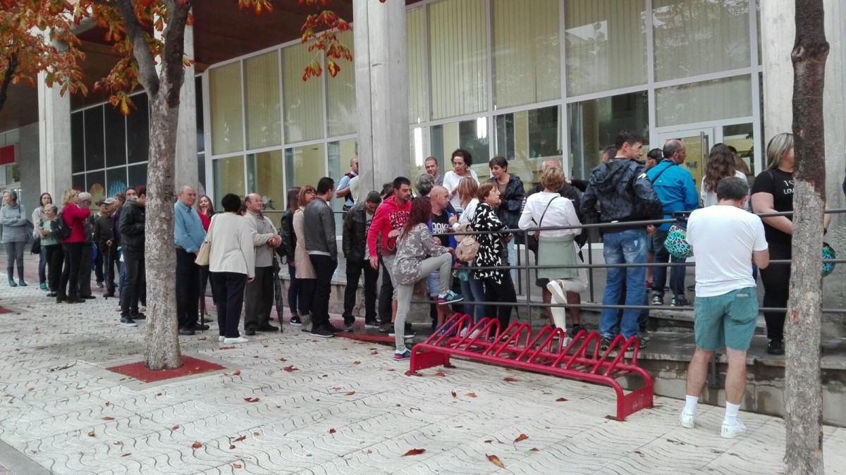 Cues externes per votar al Centre Cívic Vilartagues, ahir al matí (ESTHER PUGNAU) 1-O