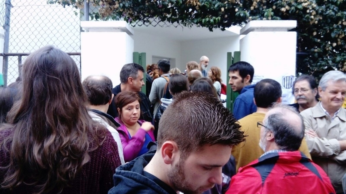 Gent acumulada a l'entrada del C.Tramuntana (JORDI SERRA) 1-O