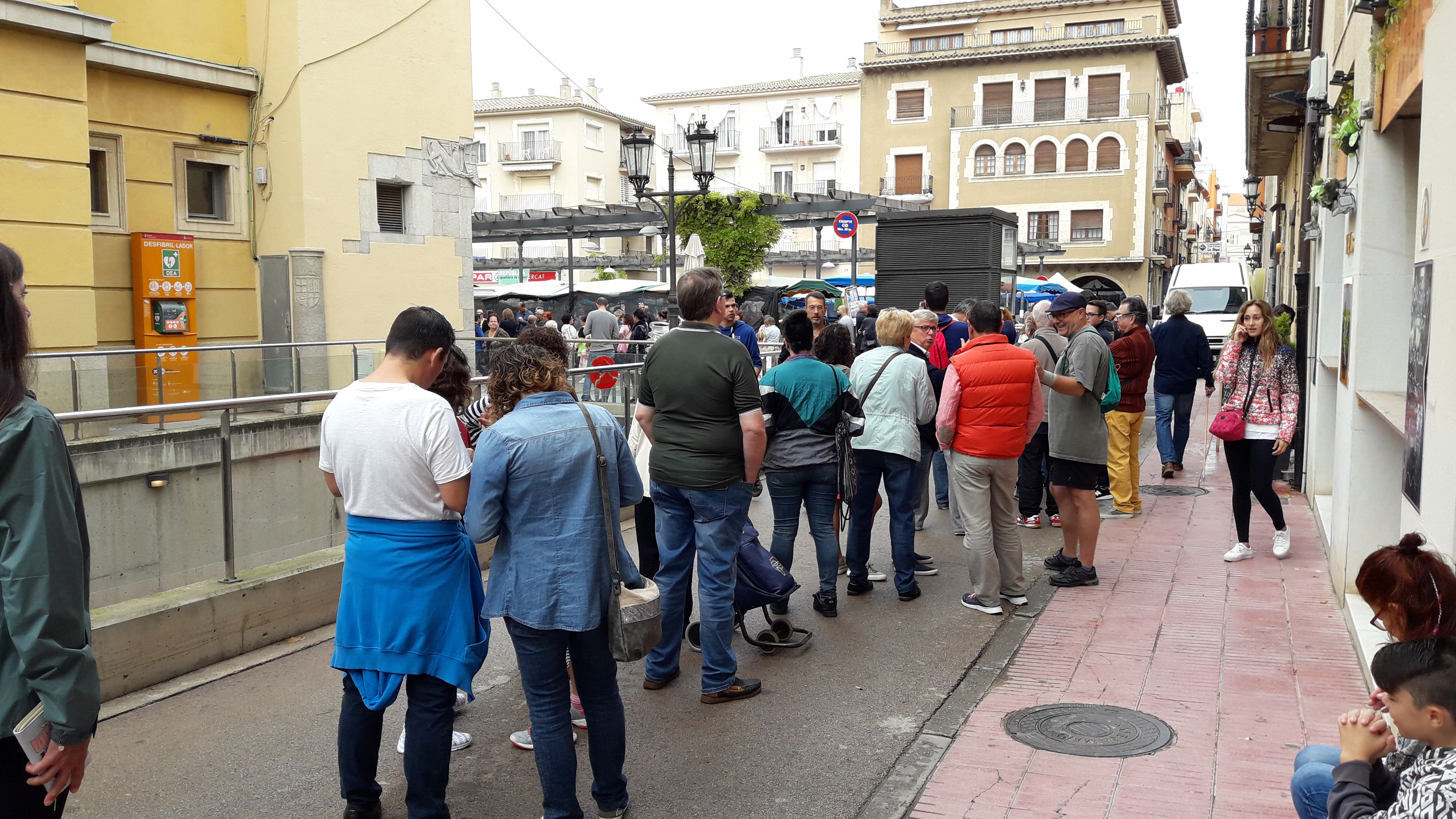 Cues per votar al matí a l'Ajuntament, amb les parades del mercat al fons (JOAN SERRA) 1-O