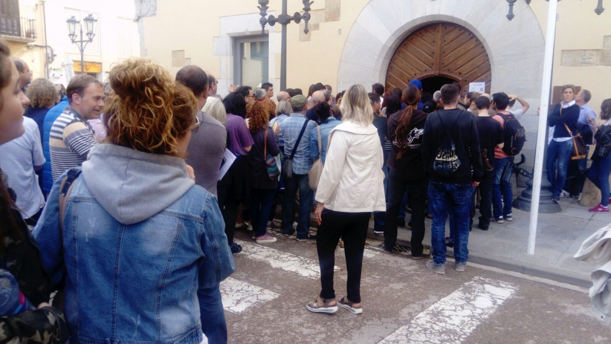 Cada vegada que sortien votants de l'Ajuntament eren ovacionats per la resta, que esperaven torn (JORDI SERRA) 1-O
