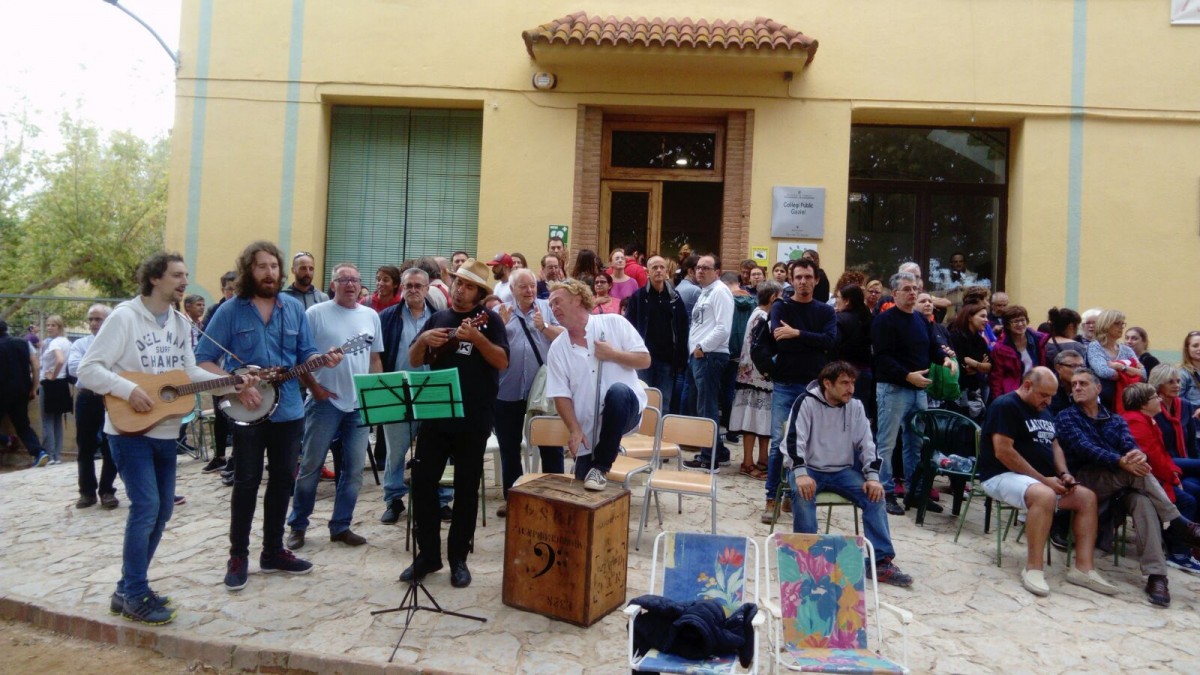 Actuació musical a l'exterior del CEIP Gaziel, als voltants del migdia (TG) 1-O