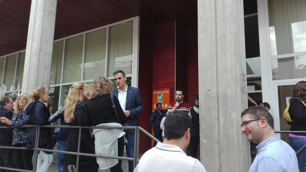 Carles Motas va votar al Centre Cívic Vilartagues (ESTHER PUGNAU) 1-O