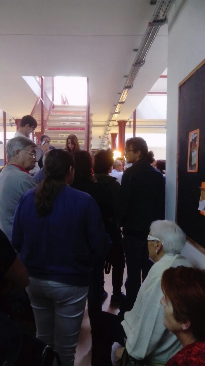 Ambient al Baldiri Reixach poc abans que es tanqués el col·legi a mitja tarda (ANNA COSTA) 1-O