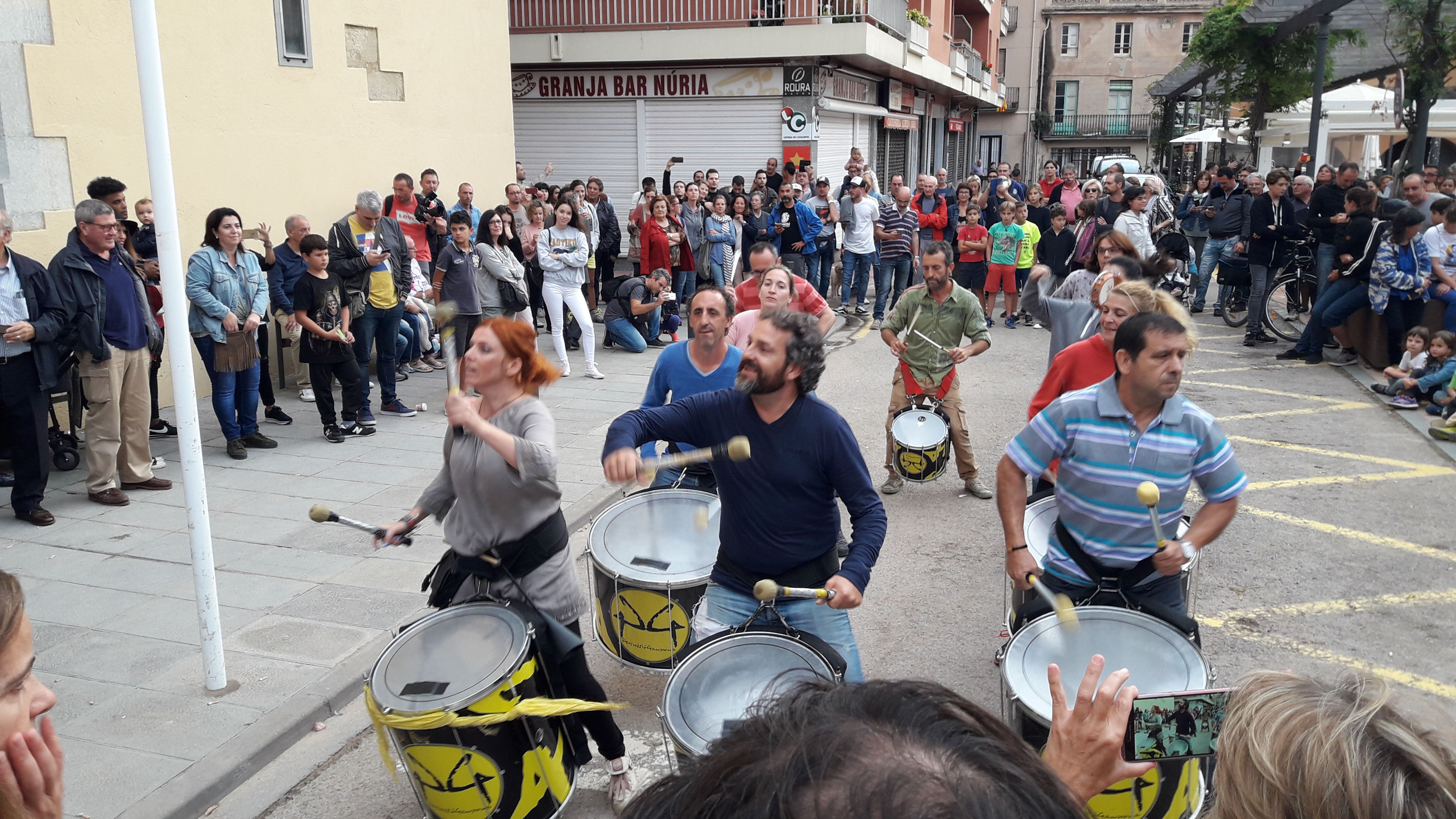 Percussió Ganxona va animar els votants a última hora (JOAN SERRA) 1-O