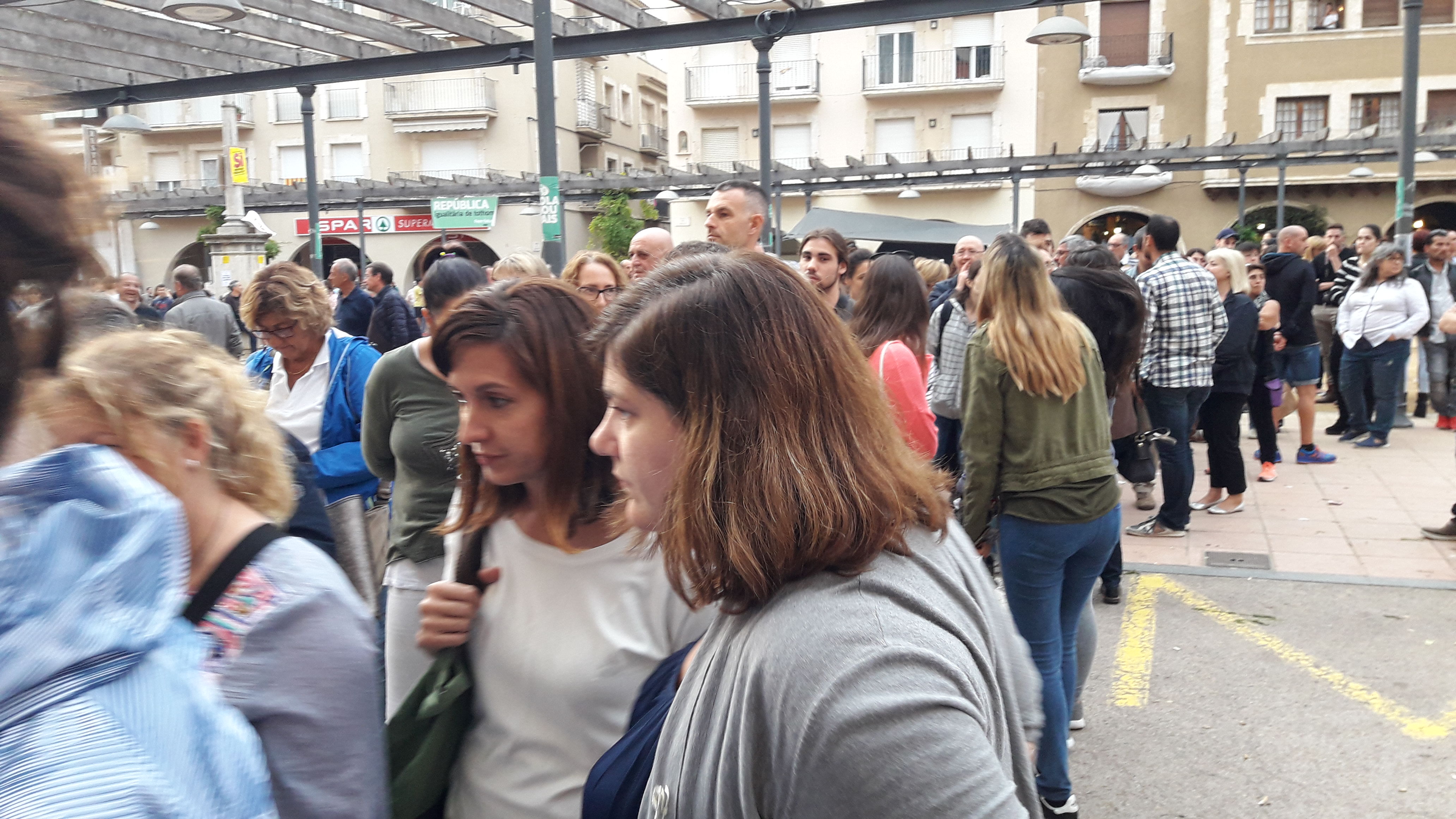 Cues per votar a poc de tancar el col·legi electoral únic situat a la tarda a l'Ajuntament (JOAN SERRA) 1-O