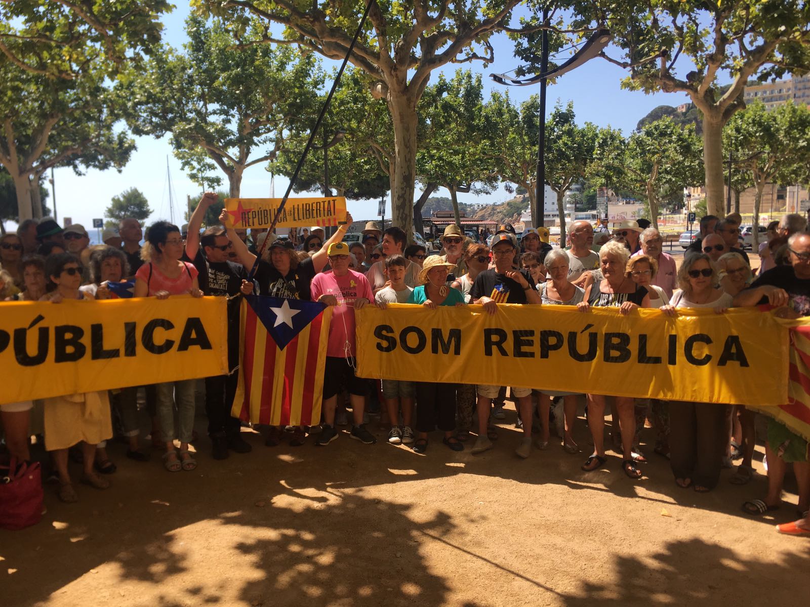 Entitats i ciutadans sobiranistes van donar una calorosa rebuda al President Torra. Quim Torra SFG