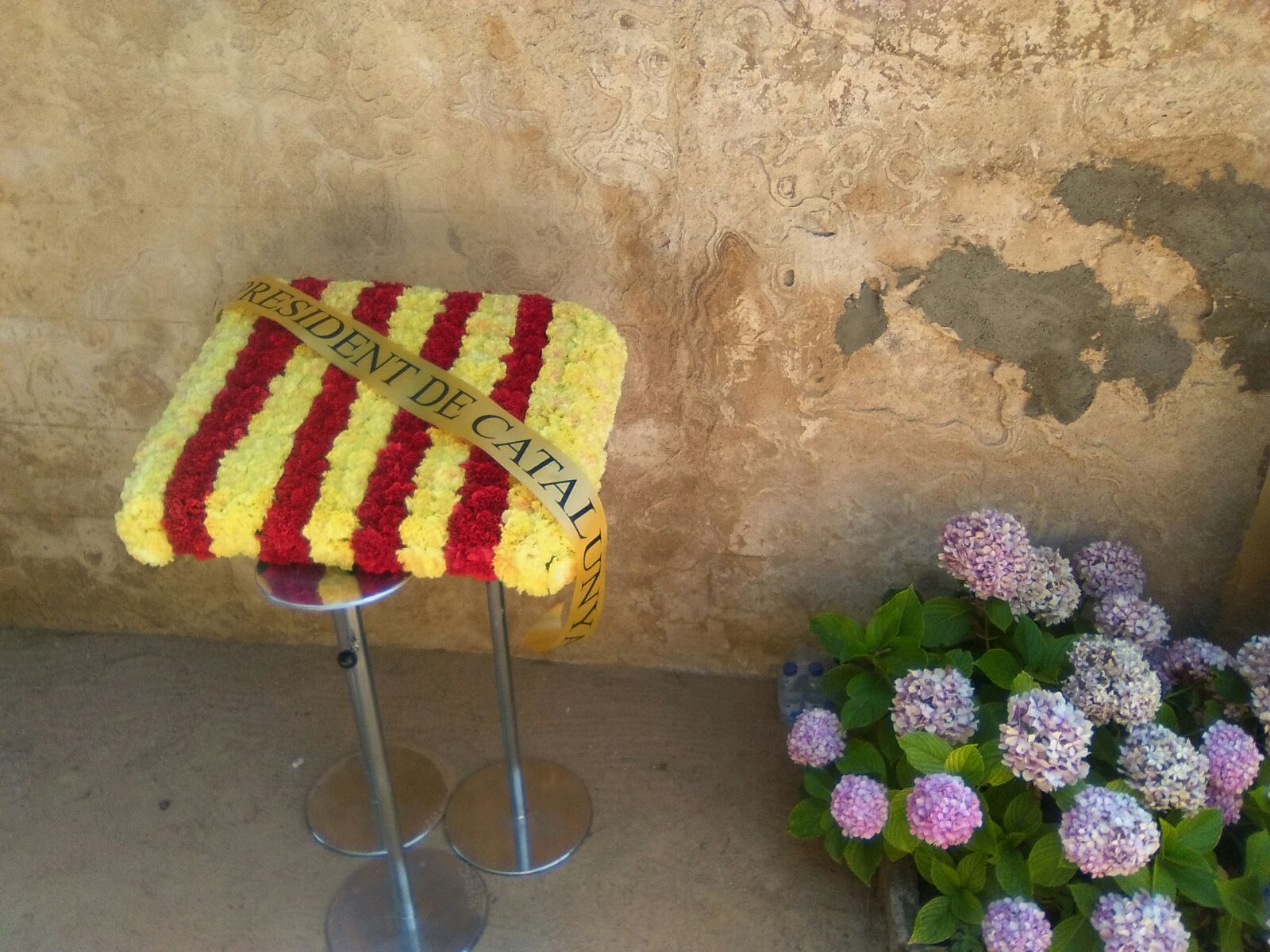 Les flors que el President va deixar a la Tomba d'Irla. H.ROMERO Quim Torra SFG