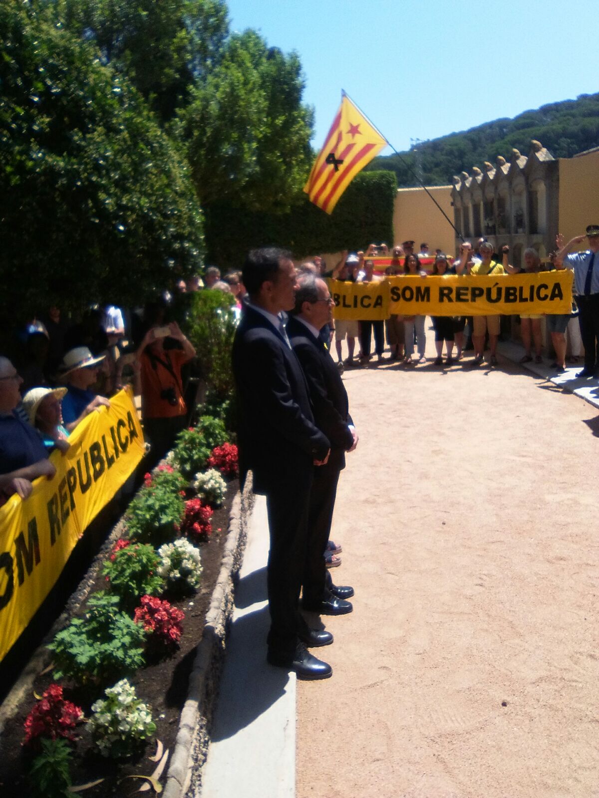 Torra va ser rebut i acompanyat en tot moment per centenars de seguidors. H.ROMERO Quim Torra SFG