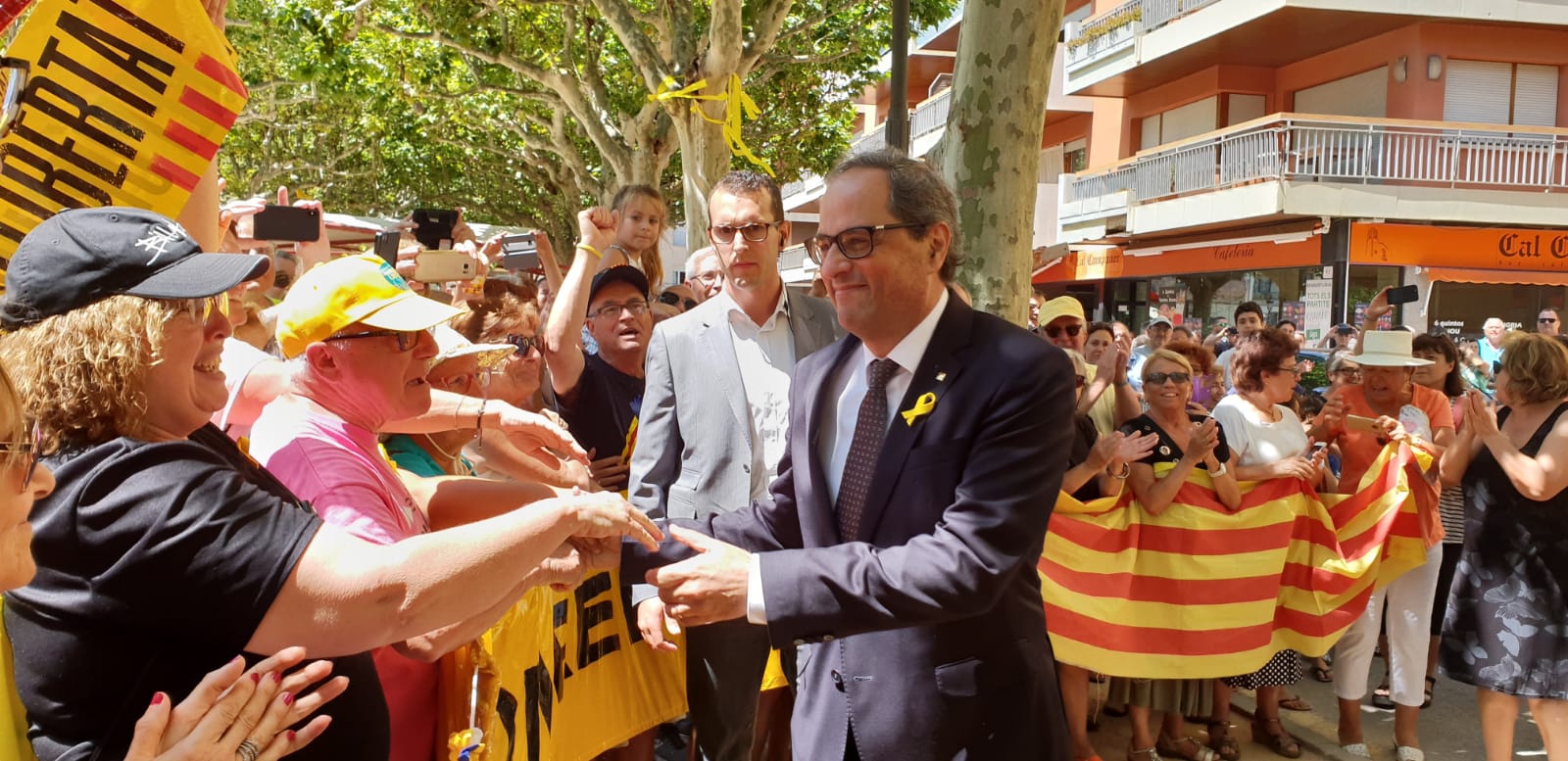El President es va mostrar molt proper amb les persones que el van anar a rebre. Quim Torra SFG