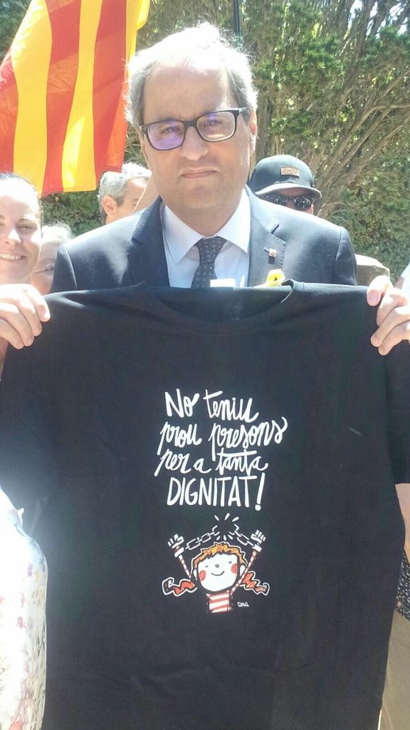 La samarreta reivindicativa que el CDR local va regalar al MHP Quim Torra. Quim Torra SFG