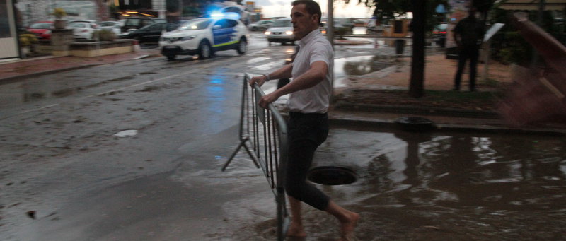L'alcalde Carles Motas emmig de la tempesta al Passeig dels Guíxols (Foto: www.elpunt.cat) motas_temporal