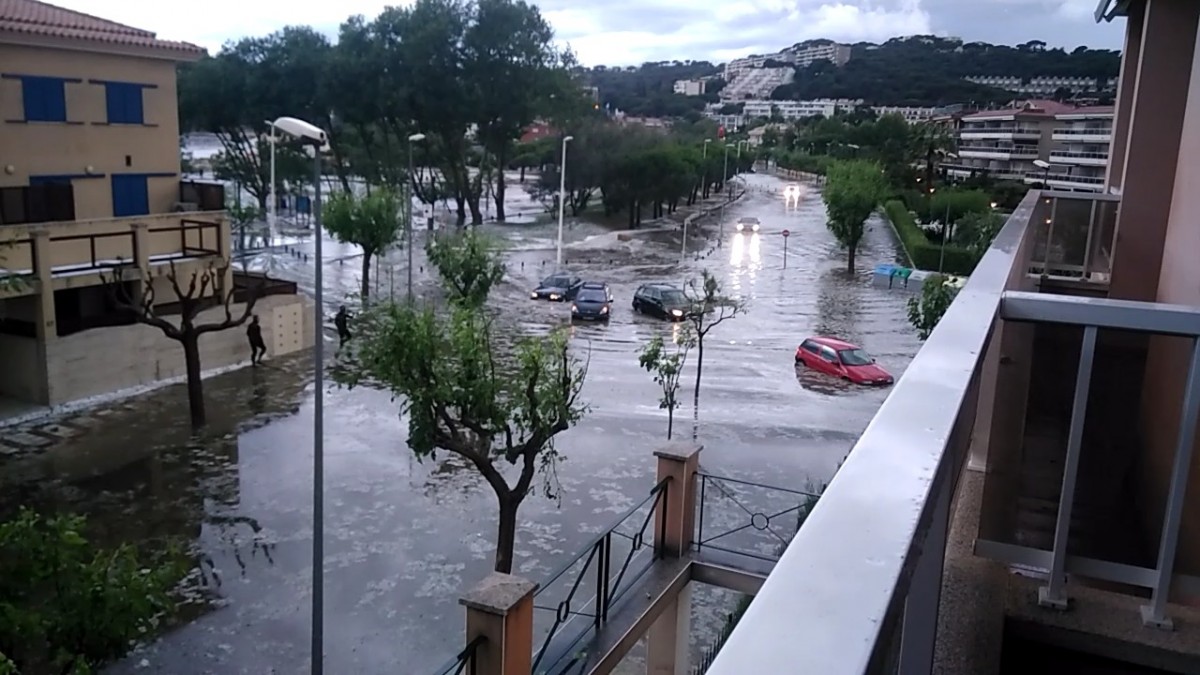 Cotxes atrapats per l'aigua, a la rotonda de S'Agaró (Foto: Victoria Ericsson) tempesta-sagaro-victoria-ericsson