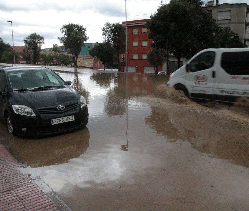 Inundació a l'Avinguda Europa (Foto: www.elpunt.cat) http://www.elpunt.cat