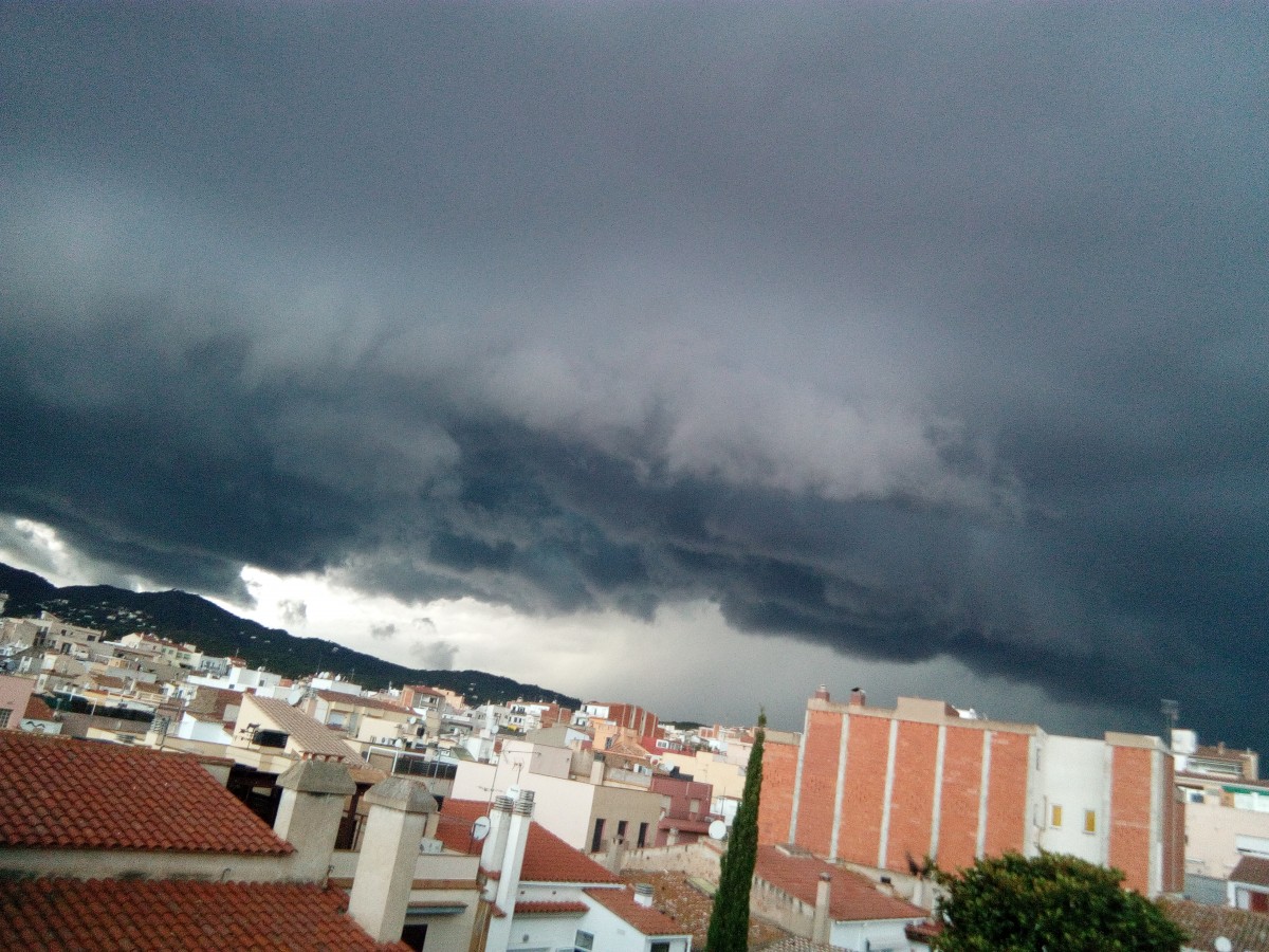 El cel avisa: en caurà una de grossa (Foto: Mònica Roca) temporal-monica-roca