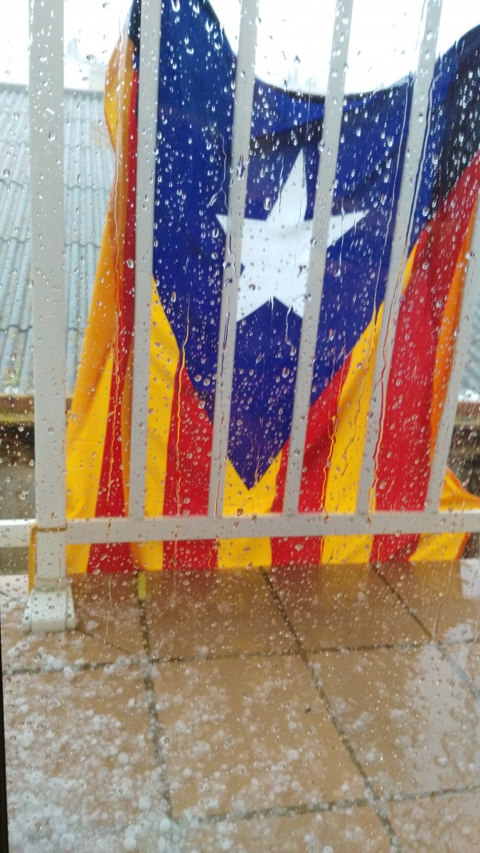 Un balcó amb la calamarsada caient (Foto: Toni Torta) temporal-toni-torta-1