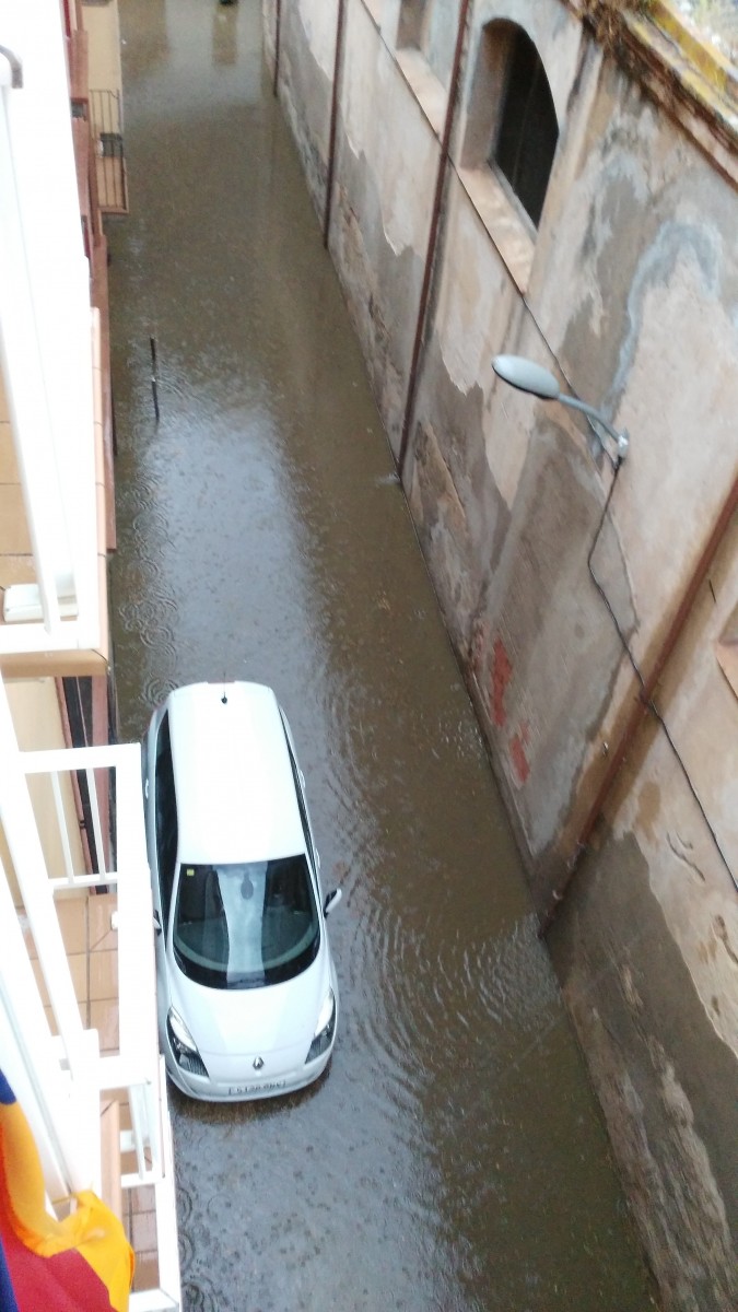 L'aigua baixant el carrer Rufo (Foto: Toni Torta) temporal-toni-torta